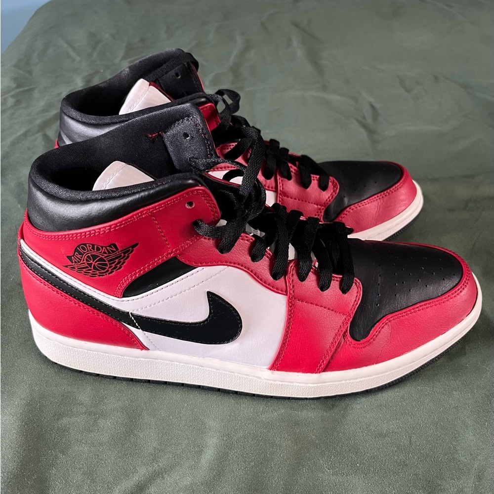 Nike air Jordan 1 mid chicago black toe